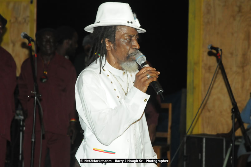 Bunny Wailer & King Yellowman at Bourbon Beach - Monday, February 25, 2008 - Bourbin Beach Restaurant, Bar, Oceanfront Accommodatioins, Live Reggae Music & Disco, Norman Manley Boulevard, Negril, Westmoreland, Jamaica W.I. - Photographs by Net2Market.com - Barry J. Hough Sr, Photographer - Negril Travel Guide, Negril Jamaica WI - http://www.negriltravelguide.com - info@negriltravelguide.com...!