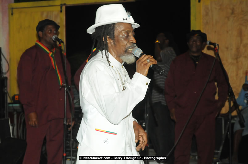 Bunny Wailer & King Yellowman at Bourbon Beach - Monday, February 25, 2008 - Bourbin Beach Restaurant, Bar, Oceanfront Accommodatioins, Live Reggae Music & Disco, Norman Manley Boulevard, Negril, Westmoreland, Jamaica W.I. - Photographs by Net2Market.com - Barry J. Hough Sr, Photographer - Negril Travel Guide, Negril Jamaica WI - http://www.negriltravelguide.com - info@negriltravelguide.com...!