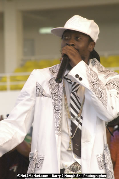 Beenie Man - Cure Fest 2007 - Longing For Concert at Trelawny Multi Purpose Stadium, Trelawny, Jamaica - Sunday, October 14, 2007 - Cure Fest 2007 October 12th-14th, 2007 Presented by Danger Promotions, Iyah Cure Promotions, and Brass Gate Promotions - Alison Young, Publicist - Photographs by Net2Market.com - Barry J. Hough Sr, Photographer - Negril Travel Guide, Negril Jamaica WI - http://www.negriltravelguide.com - info@negriltravelguide.com...!