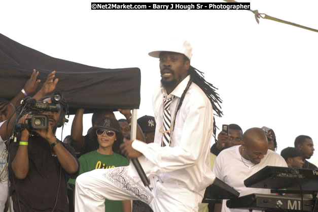 Beenie Man - Cure Fest 2007 - Longing For Concert at Trelawny Multi Purpose Stadium, Trelawny, Jamaica - Sunday, October 14, 2007 - Cure Fest 2007 October 12th-14th, 2007 Presented by Danger Promotions, Iyah Cure Promotions, and Brass Gate Promotions - Alison Young, Publicist - Photographs by Net2Market.com - Barry J. Hough Sr, Photographer - Negril Travel Guide, Negril Jamaica WI - http://www.negriltravelguide.com - info@negriltravelguide.com...!