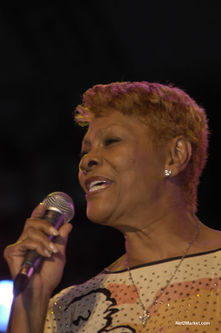 Dionne Warwick - Air Jamaica Jazz & Blues 2005 - The Art Of Music - Cinnamon Hill Golf Course, Rose Hall, Montego Bay - Negril Travel Guide, Negril Jamaica WI - http://www.negriltravelguide.com - info@negriltravelguide.com...!