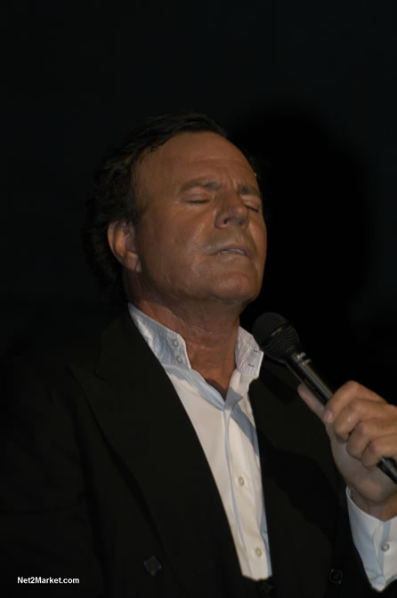 Julio Iglesias - Air Jamaica Jazz & Blues 2005 - The Art Of Music - Cinnamon Hill Golf Course, Rose Hall, Montego Bay - Negril Travel Guide, Negril Jamaica WI - http://www.negriltravelguide.com - info@negriltravelguide.com...!