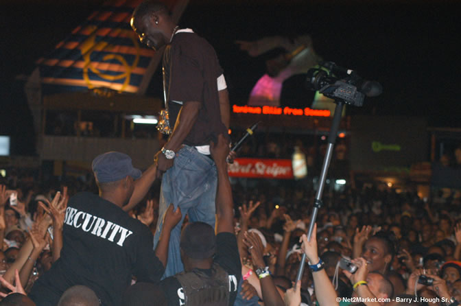 Akon - Red Stripe Reggae Sumfest 2005 - International Night - July 22th, 2005 - Negril Travel Guide, Negril Jamaica WI - http://www.negriltravelguide.com - info@negriltravelguide.com...!