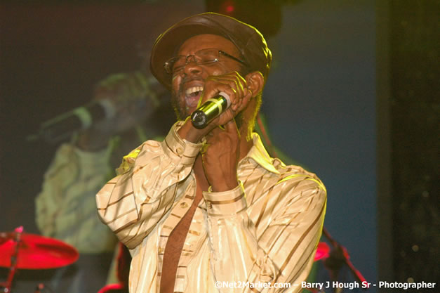 Beres Hammond - Red Stripe Reggae Sumfest 2007 - Zenith - Saturday, July 21, 2007 - Catherine Hall, Montego Bay, St James, Jamaica W.I. - Negril Travel Guide, Negril Jamaica WI - http://www.negriltravelguide.com - info@negriltravelguide.com...!