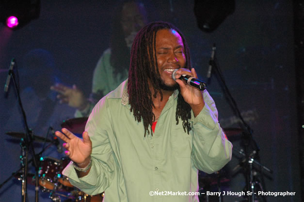 Dwayne Stephenson - Red Stripe Reggae Sumfest 2007 - Zenith - Saturday, July 21, 2007 - Catherine Hall, Montego Bay, St James, Jamaica W.I. - Negril Travel Guide, Negril Jamaica WI - http://www.negriltravelguide.com - info@negriltravelguide.com...!