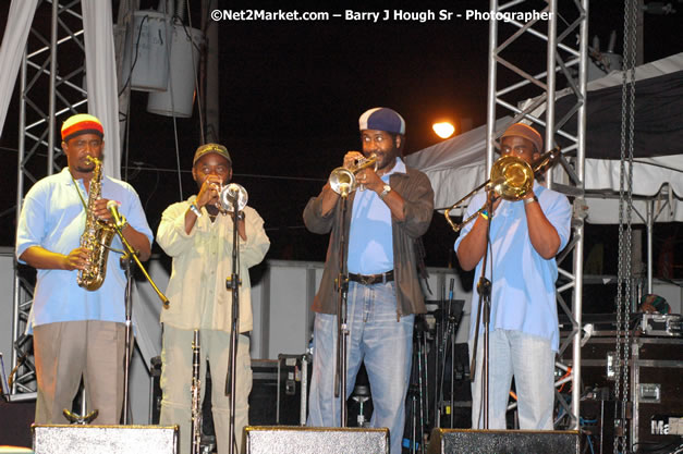 Lloyd Parks & We The People Band - Red Stripe Reggae Sumfest 2007 - Zenith - Saturday, July 21, 2007 - Catherine Hall, Montego Bay, St James, Jamaica W.I. - Negril Travel Guide, Negril Jamaica WI - http://www.negriltravelguide.com - info@negriltravelguide.com...!