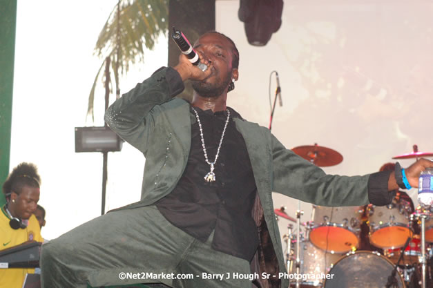 Mavado - Explosion - Red Stripe Reggae Sumfest 2007 - Thursday, July 19, 2007 - Red Stripe Reggae Sumfest 2007 at Catherine Hall, Montego Bay, St James, Jamaica W.I. - Negril Travel Guide, Negril Jamaica WI - http://www.negriltravelguide.com - info@negriltravelguide.com...!