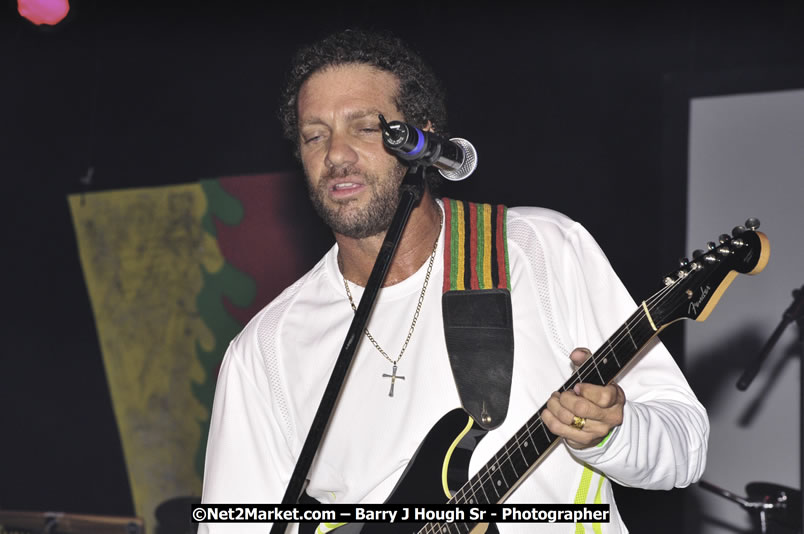 Andy Vernon @ Red Stripe Reggae Sumfest 2008 International Night 2, Catherine Hall, Montego Bay - Saturday, July 19, 2008 - Reggae Sumfest 2008 July 13 - July 19, 2008 - Photographs by Net2Market.com - Barry J. Hough Sr. Photojournalist/Photograper - Photographs taken with a Nikon D300 - Negril Travel Guide, Negril Jamaica WI - http://www.negriltravelguide.com - info@negriltravelguide.com...!