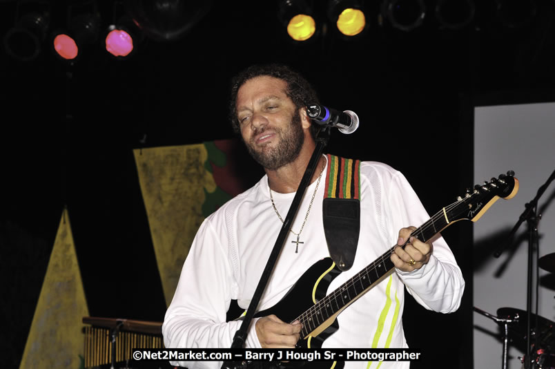 Andy Vernon @ Red Stripe Reggae Sumfest 2008 International Night 2, Catherine Hall, Montego Bay - Saturday, July 19, 2008 - Reggae Sumfest 2008 July 13 - July 19, 2008 - Photographs by Net2Market.com - Barry J. Hough Sr. Photojournalist/Photograper - Photographs taken with a Nikon D300 - Negril Travel Guide, Negril Jamaica WI - http://www.negriltravelguide.com - info@negriltravelguide.com...!