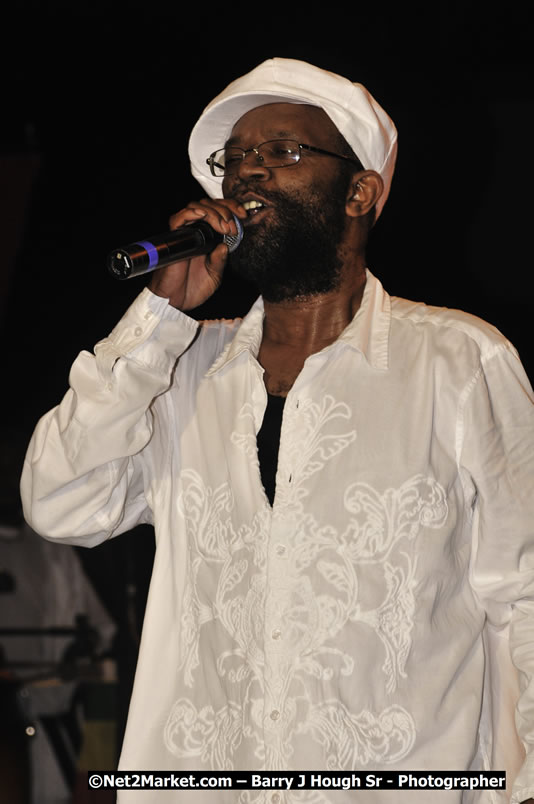 Beres Hammond @ Red Stripe Reggae Sumfest 2008 International Night 2, Catherine Hall, Montego Bay - Saturday, July 19, 2008 - Reggae Sumfest 2008 July 13 - July 19, 2008 - Photographs by Net2Market.com - Barry J. Hough Sr. Photojournalist/Photograper - Photographs taken with a Nikon D300 - Negril Travel Guide, Negril Jamaica WI - http://www.negriltravelguide.com - info@negriltravelguide.com...!