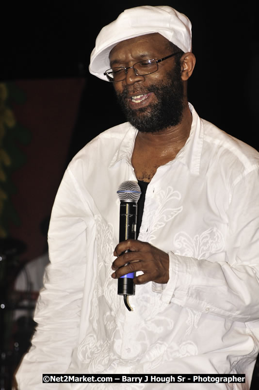 Beres Hammond @ Red Stripe Reggae Sumfest 2008 International Night 2, Catherine Hall, Montego Bay - Saturday, July 19, 2008 - Reggae Sumfest 2008 July 13 - July 19, 2008 - Photographs by Net2Market.com - Barry J. Hough Sr. Photojournalist/Photograper - Photographs taken with a Nikon D300 - Negril Travel Guide, Negril Jamaica WI - http://www.negriltravelguide.com - info@negriltravelguide.com...!