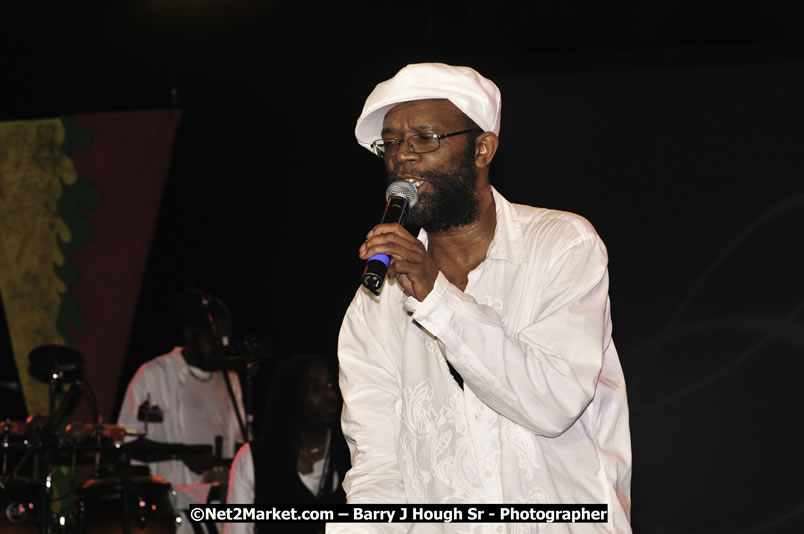 Beres Hammond @ Red Stripe Reggae Sumfest 2008 International Night 2, Catherine Hall, Montego Bay - Saturday, July 19, 2008 - Reggae Sumfest 2008 July 13 - July 19, 2008 - Photographs by Net2Market.com - Barry J. Hough Sr. Photojournalist/Photograper - Photographs taken with a Nikon D300 - Negril Travel Guide, Negril Jamaica WI - http://www.negriltravelguide.com - info@negriltravelguide.com...!