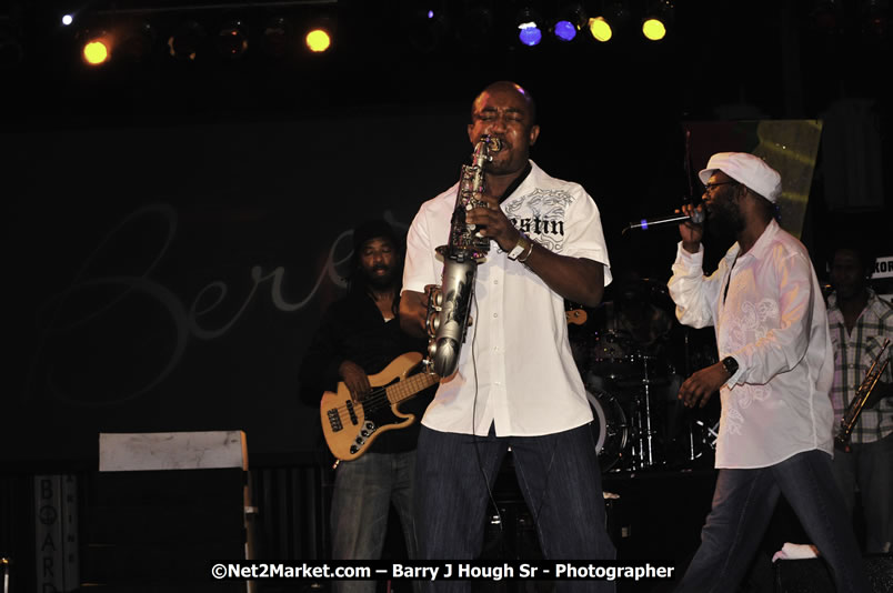 Beres Hammond @ Red Stripe Reggae Sumfest 2008 International Night 2, Catherine Hall, Montego Bay - Saturday, July 19, 2008 - Reggae Sumfest 2008 July 13 - July 19, 2008 - Photographs by Net2Market.com - Barry J. Hough Sr. Photojournalist/Photograper - Photographs taken with a Nikon D300 - Negril Travel Guide, Negril Jamaica WI - http://www.negriltravelguide.com - info@negriltravelguide.com...!