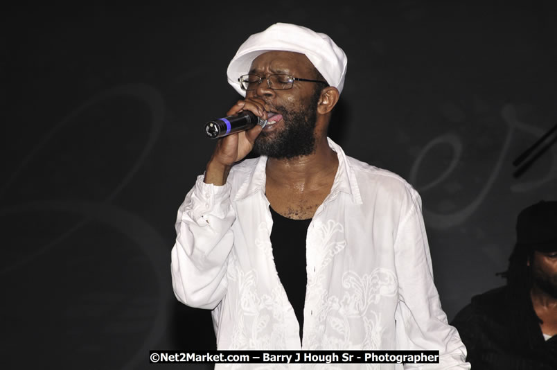 Beres Hammond @ Red Stripe Reggae Sumfest 2008 International Night 2, Catherine Hall, Montego Bay - Saturday, July 19, 2008 - Reggae Sumfest 2008 July 13 - July 19, 2008 - Photographs by Net2Market.com - Barry J. Hough Sr. Photojournalist/Photograper - Photographs taken with a Nikon D300 - Negril Travel Guide, Negril Jamaica WI - http://www.negriltravelguide.com - info@negriltravelguide.com...!