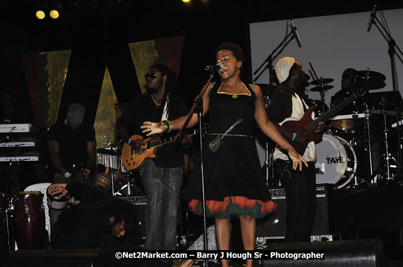 Etana @ Red Stripe Reggae Sumfest 2008 International Night 2, Catherine Hall, Montego Bay - Saturday, July 19, 2008 - Reggae Sumfest 2008 July 13 - July 19, 2008 - Photographs by Net2Market.com - Barry J. Hough Sr. Photojournalist/Photograper - Photographs taken with a Nikon D300 - Negril Travel Guide, Negril Jamaica WI - http://www.negriltravelguide.com - info@negriltravelguide.com...!