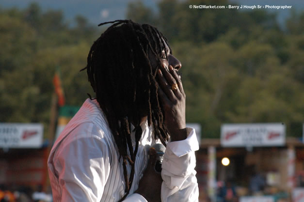 Buju Banton - Red Stripe Reggae Sumfest 2006 - The Summit - Jamaica's Greatest, The World's Best - Saturday, July 22, 2006 - Montego Bay, Jamaica - Negril Travel Guide, Negril Jamaica WI - http://www.negriltravelguide.com - info@negriltravelguide.com...!