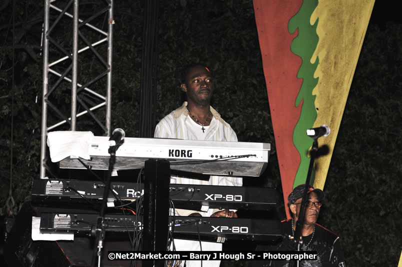 Beres Hammond @ Reggae Sumfest 2008 International Night 2, Catherine Hall, Montego Bay - Saturday, July 19, 2008 - Reggae Sumfest 2008 July 13 - July 19, 2008 - Photographs by Net2Market.com - Barry J. Hough Sr. Photojournalist/Photograper - Photographs taken with a Nikon D300 - Negril Travel Guide, Negril Jamaica WI - http://www.negriltravelguide.com - info@negriltravelguide.com...!