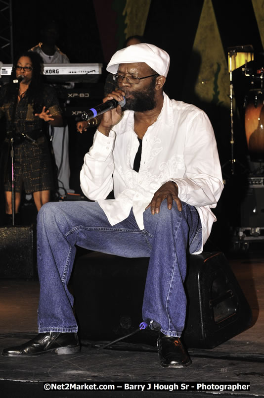 Beres Hammond @ Reggae Sumfest 2008 International Night 2, Catherine Hall, Montego Bay - Saturday, July 19, 2008 - Reggae Sumfest 2008 July 13 - July 19, 2008 - Photographs by Net2Market.com - Barry J. Hough Sr. Photojournalist/Photograper - Photographs taken with a Nikon D300 - Negril Travel Guide, Negril Jamaica WI - http://www.negriltravelguide.com - info@negriltravelguide.com...!