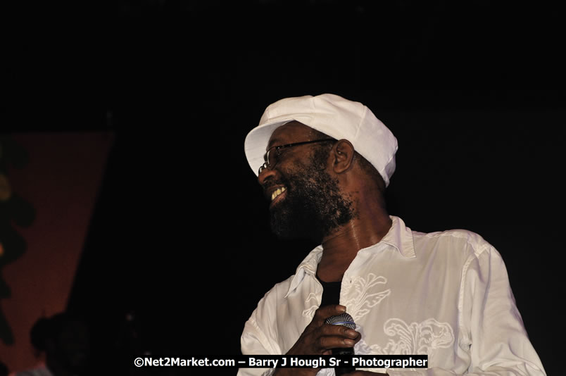 Beres Hammond @ Reggae Sumfest 2008 International Night 2, Catherine Hall, Montego Bay - Saturday, July 19, 2008 - Reggae Sumfest 2008 July 13 - July 19, 2008 - Photographs by Net2Market.com - Barry J. Hough Sr. Photojournalist/Photograper - Photographs taken with a Nikon D300 - Negril Travel Guide, Negril Jamaica WI - http://www.negriltravelguide.com - info@negriltravelguide.com...!