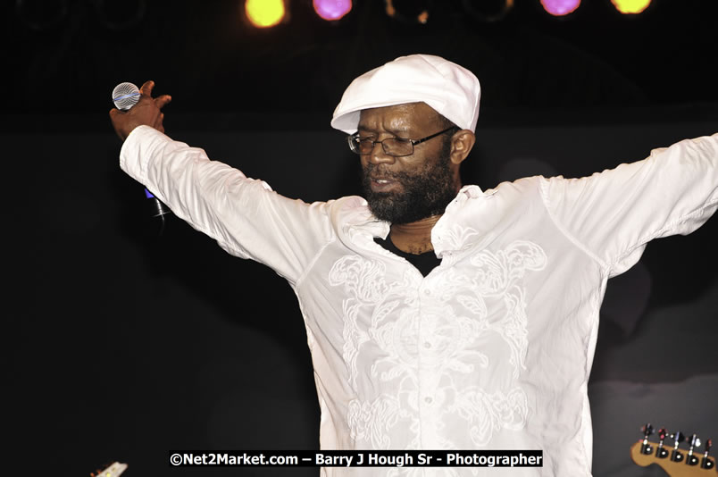 Beres Hammond @ Reggae Sumfest 2008 International Night 2, Catherine Hall, Montego Bay - Saturday, July 19, 2008 - Reggae Sumfest 2008 July 13 - July 19, 2008 - Photographs by Net2Market.com - Barry J. Hough Sr. Photojournalist/Photograper - Photographs taken with a Nikon D300 - Negril Travel Guide, Negril Jamaica WI - http://www.negriltravelguide.com - info@negriltravelguide.com...!