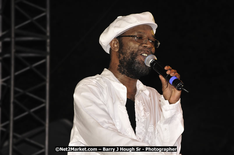 Beres Hammond @ Reggae Sumfest 2008 International Night 2, Catherine Hall, Montego Bay - Saturday, July 19, 2008 - Reggae Sumfest 2008 July 13 - July 19, 2008 - Photographs by Net2Market.com - Barry J. Hough Sr. Photojournalist/Photograper - Photographs taken with a Nikon D300 - Negril Travel Guide, Negril Jamaica WI - http://www.negriltravelguide.com - info@negriltravelguide.com...!