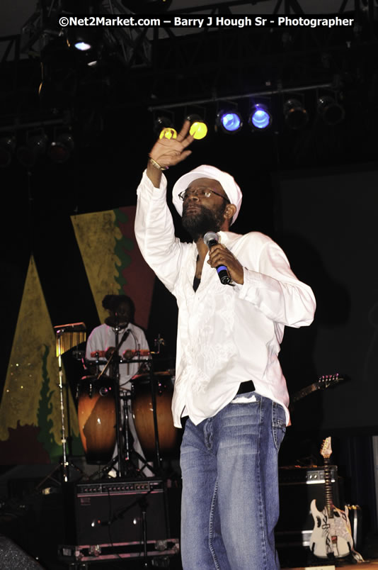 Beres Hammond @ Reggae Sumfest 2008 International Night 2, Catherine Hall, Montego Bay - Saturday, July 19, 2008 - Reggae Sumfest 2008 July 13 - July 19, 2008 - Photographs by Net2Market.com - Barry J. Hough Sr. Photojournalist/Photograper - Photographs taken with a Nikon D300 - Negril Travel Guide, Negril Jamaica WI - http://www.negriltravelguide.com - info@negriltravelguide.com...!