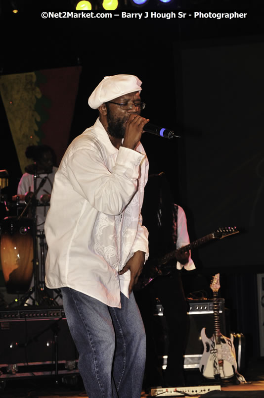 Beres Hammond @ Reggae Sumfest 2008 International Night 2, Catherine Hall, Montego Bay - Saturday, July 19, 2008 - Reggae Sumfest 2008 July 13 - July 19, 2008 - Photographs by Net2Market.com - Barry J. Hough Sr. Photojournalist/Photograper - Photographs taken with a Nikon D300 - Negril Travel Guide, Negril Jamaica WI - http://www.negriltravelguide.com - info@negriltravelguide.com...!