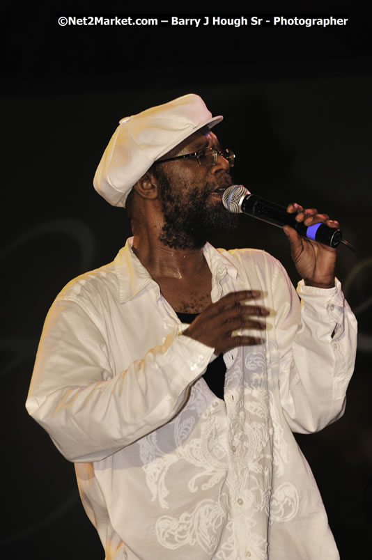 Beres Hammond @ Reggae Sumfest 2008 International Night 2, Catherine Hall, Montego Bay - Saturday, July 19, 2008 - Reggae Sumfest 2008 July 13 - July 19, 2008 - Photographs by Net2Market.com - Barry J. Hough Sr. Photojournalist/Photograper - Photographs taken with a Nikon D300 - Negril Travel Guide, Negril Jamaica WI - http://www.negriltravelguide.com - info@negriltravelguide.com...!