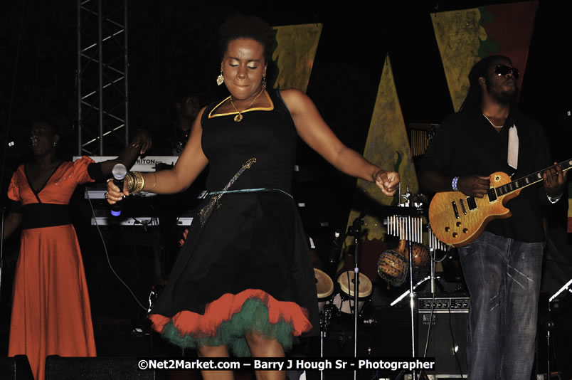 Etana @ Reggae Sumfest 2008 International Night 2, Catherine Hall, Montego Bay - Saturday, July 19, 2008 - Reggae Sumfest 2008 July 13 - July 19, 2008 - Photographs by Net2Market.com - Barry J. Hough Sr. Photojournalist/Photograper - Photographs taken with a Nikon D300 - Negril Travel Guide, Negril Jamaica WI - http://www.negriltravelguide.com - info@negriltravelguide.com...!