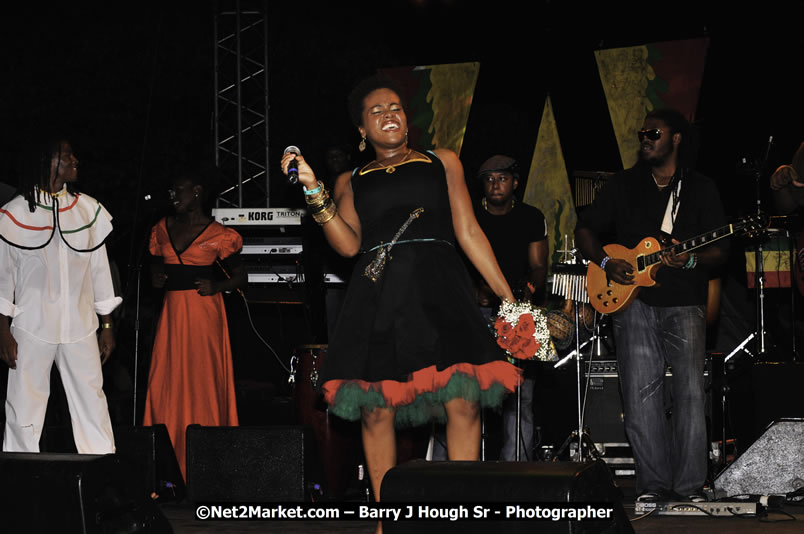 Etana @ Reggae Sumfest 2008 International Night 2, Catherine Hall, Montego Bay - Saturday, July 19, 2008 - Reggae Sumfest 2008 July 13 - July 19, 2008 - Photographs by Net2Market.com - Barry J. Hough Sr. Photojournalist/Photograper - Photographs taken with a Nikon D300 - Negril Travel Guide, Negril Jamaica WI - http://www.negriltravelguide.com - info@negriltravelguide.com...!