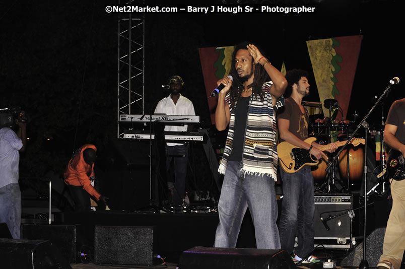 Rootz Underground @ Reggae Sumfest 2008 International Night 2, Catherine Hall, Montego Bay - Saturday, July 19, 2008 - Reggae Sumfest 2008 July 13 - July 19, 2008 - Photographs by Net2Market.com - Barry J. Hough Sr. Photojournalist/Photograper - Photographs taken with a Nikon D300 - Negril Travel Guide, Negril Jamaica WI - http://www.negriltravelguide.com - info@negriltravelguide.com...!