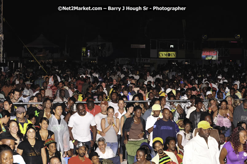 T - Pain @ Reggae Sumfest 2008 International Night 2, Catherine Hall, Montego Bay - Saturday, July 19, 2008 - Reggae Sumfest 2008 July 13 - July 19, 2008 - Photographs by Net2Market.com - Barry J. Hough Sr. Photojournalist/Photograper - Photographs taken with a Nikon D300 - Negril Travel Guide, Negril Jamaica WI - http://www.negriltravelguide.com - info@negriltravelguide.com...!