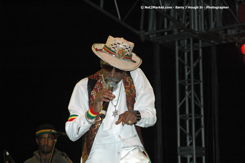 Bunny Wailer - Smile Jamaica, Nine Miles, St Anns, Jamaica - Saturday, February 10, 2007 - The Smile Jamaica Concert, a symbolic homecoming in Bob Marley's birthplace of Nine Miles - Negril Travel Guide, Negril Jamaica WI - http://www.negriltravelguide.com - info@negriltravelguide.com...!