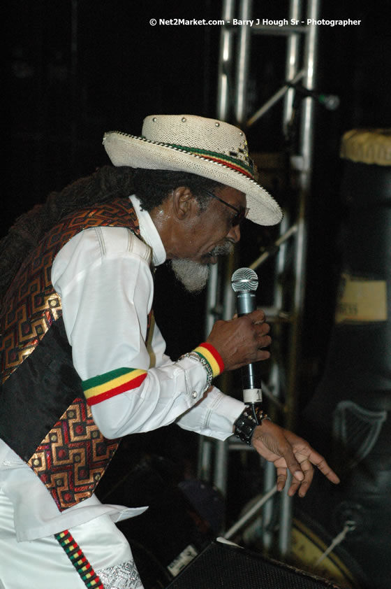 Bunny Wailer - Smile Jamaica, Nine Miles, St Anns, Jamaica - Saturday, February 10, 2007 - The Smile Jamaica Concert, a symbolic homecoming in Bob Marley's birthplace of Nine Miles - Negril Travel Guide, Negril Jamaica WI - http://www.negriltravelguide.com - info@negriltravelguide.com...!