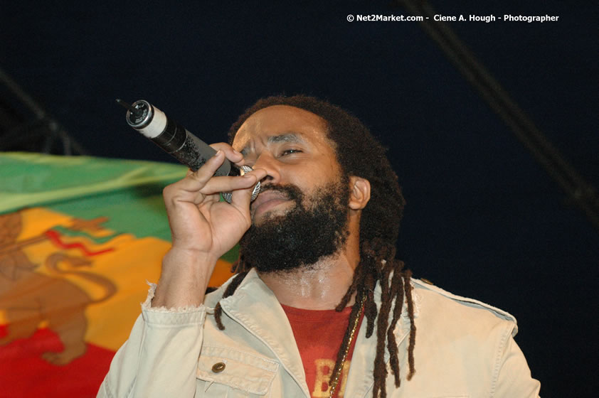 The Marley Brother's - Damian, Stephen, Julian, and Kimani - Smile Jamaica, Nine Miles, St Anns, Jamaica - Saturday, February 10, 2007 - The Smile Jamaica Concert, a symbolic homecoming in Bob Marley's birthplace of Nine Miles - Negril Travel Guide, Negril Jamaica WI - http://www.negriltravelguide.com - info@negriltravelguide.com...!