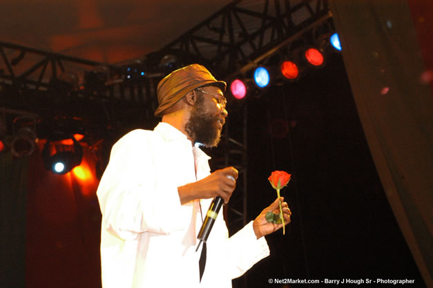 Beres Hammond - Red Stripe Reggae Sumfest 2006 - The Summit - Jamaica's Greatest, The World's Best - Saturday, July 22, 2006 - Montego Bay, Jamaica - Negril Travel Guide, Negril Jamaica WI - http://www.negriltravelguide.com - info@negriltravelguide.com...!