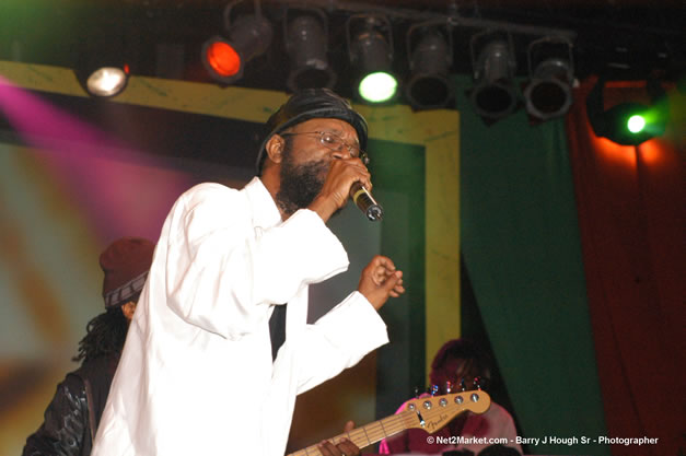 Beres Hammond - Red Stripe Reggae Sumfest 2006 - The Summit - Jamaica's Greatest, The World's Best - Saturday, July 22, 2006 - Montego Bay, Jamaica - Negril Travel Guide, Negril Jamaica WI - http://www.negriltravelguide.com - info@negriltravelguide.com...!