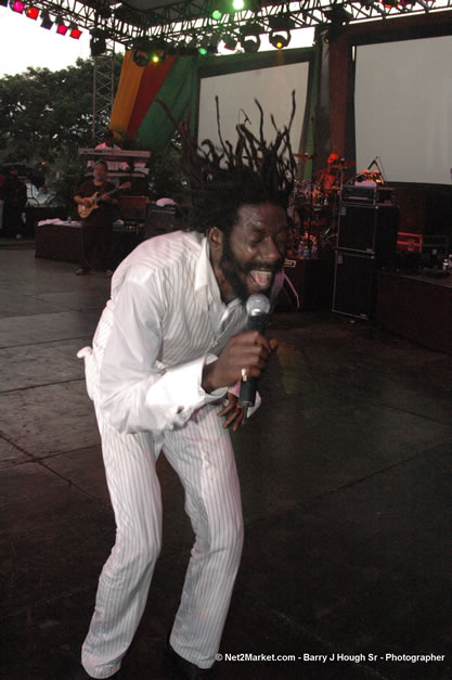 Buju Banton - Red Stripe Reggae Sumfest 2006 - The Summit - Jamaica's Greatest, The World's Best - Saturday, July 22, 2006 - Montego Bay, Jamaica - Negril Travel Guide, Negril Jamaica WI - http://www.negriltravelguide.com - info@negriltravelguide.com...!