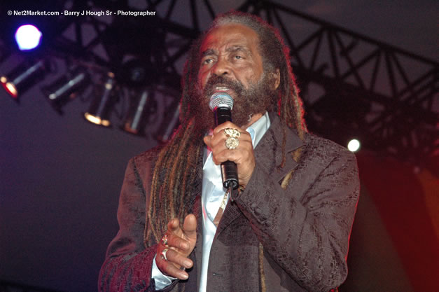 John Holt Recipient of Reggae Sumfest Lifetime Award - Ignition - The Internation Fire Blazes - Friday, July 21, 2006 - Montego Bay, Jamaica - Negril Travel Guide, Negril Jamaica WI - http://www.negriltravelguide.com - info@negriltravelguide.com...!