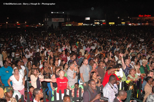 Venue - Audience at Red Stripe Reggae Sumfest 2006 - The Summit - Jamaica's Greatest, The World's Best - Saturday, July 22, 2006 - Montego Bay, Jamaica - Negril Travel Guide, Negril Jamaica WI - http://www.negriltravelguide.com - info@negriltravelguide.com...!