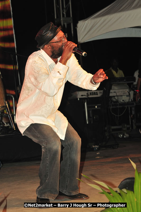 Beres Hammond @ Unite The People An International Reggae Fest, Featuring: Beres Hammond, Coco T, Queen Ifrica, Khalil, Cameal Davis, Iley Dread, Rochelle, Geoffrey Star, Ras Penco, Kool DeLoy, Otis Gayle, J.McKay, Tiney Winey, Venue at Norman Manley Boulevard, Negril, Westmoreland, Jamaica - Saturday, April 4, 2009 - Photographs by Net2Market.com - Barry J. Hough Sr, Photographer/Photojournalist - Negril Travel Guide, Negril Jamaica WI - http://www.negriltravelguide.com - info@negriltravelguide.com...!