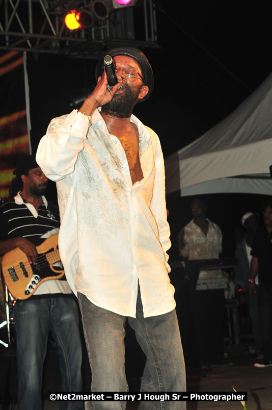 Beres Hammond @ Unite The People An International Reggae Fest, Featuring: Beres Hammond, Coco T, Queen Ifrica, Khalil, Cameal Davis, Iley Dread, Rochelle, Geoffrey Star, Ras Penco, Kool DeLoy, Otis Gayle, J.McKay, Tiney Winey, Venue at Norman Manley Boulevard, Negril, Westmoreland, Jamaica - Saturday, April 4, 2009 - Photographs by Net2Market.com - Barry J. Hough Sr, Photographer/Photojournalist - Negril Travel Guide, Negril Jamaica WI - http://www.negriltravelguide.com - info@negriltravelguide.com...!